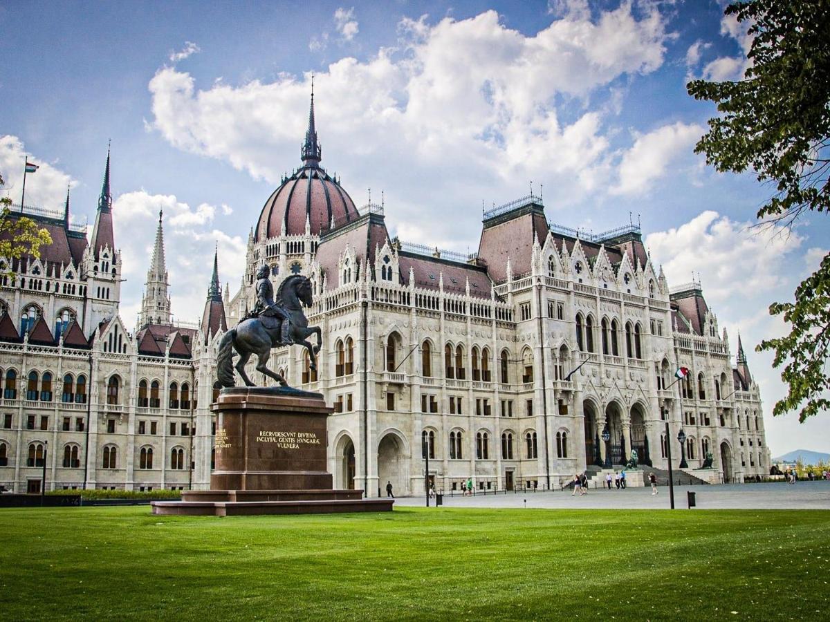 Chill On The Screened Balcony-Budapest Most Historic Landmarks Buitenkant foto